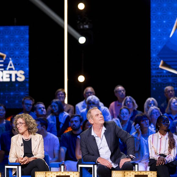 Exclusif - François Berléand, Mireille Dumas et Garou lors de l'enregistrement de l'émission "La Boîte à secrets", présentée par F.Bollaert et diffusée le 26 septembre 2025 sur France 3, dans les studios du Lendit à Saint-Denis, Seine Saint-Denis, France, le 8 septembre 2025. © Pierre Perusseau/Bestimage
