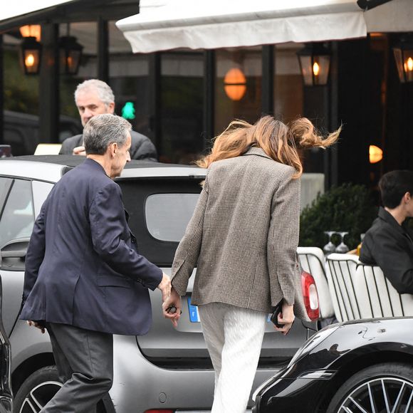 Nicolas Sarkozy et sa femme Carla Bruni vont déjeuner au restaurant Le Flandrin à Paris le lendemain de la sortie de prison de l'ancien président le 11 novembre 2025. Photo par Agence / Bestimage