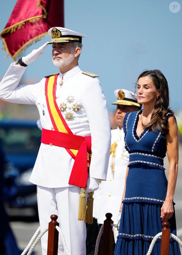 Le roi Felipe VI d’Espagne et la reine Letizia d’Espagne - Le roi Felipe VI d’Espagne remet à la princesse des Asturies, la princesse Leonor, la Grand-Croix du Mérite Naval avec Distinctif Blanc, à Marín, le 16 juillet 2025 @LALO YASKY / BESTIMAGE