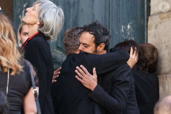 Marlowe Jack Tiger Mitchell, Charlotte Gainsbourg et Lou Doillon, Ben Attal, Roman de Kermadec, le fils de Kate Berry, lors des obsèques à l'église Saint Roch à Paris, France, le 24 juillet 2023, de la chanteuse et actrice d'origine britannique Jane Birkin, décédée le 16 juillet 2023 à Paris à l'âge de 76 ans. Photo Nasser Berzane/ABACAPRESS.COM