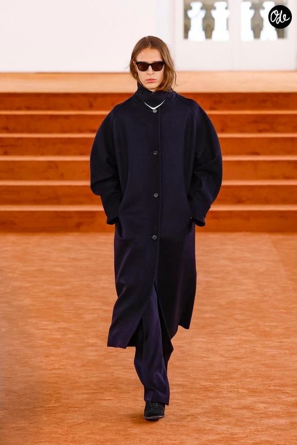 Fondée en 1968 par Jil Sander, la maison s'est imposée grâce à une esthétique minimaliste mêlant lignes épurées, fonctionnalité et savoir-faire. 

Défilé Jil Sander "Collection Prêt-à-Porter Automne/Hiver 2026-2027" lors de la Fashion Week de Milan (MLFW), le 25 février 2026. © Bestimage # Runway Jil Sander Fashion Show "Ready-to-Wear Collection Fall/Winter 2026-2027" at Milan Fashion Week, on February 25, 2026. | 00744680