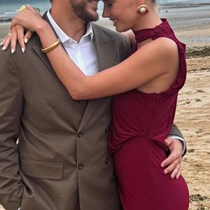 En faisant défiler les images, on découvre ensuite Amandine Petit dans les bras de son fiancé, dont elle a masqué le haut du visage. Cette photo permet seulement d’apercevoir sa barbe brune et son sourire éclatant. 

Amandine Petit et son fiancé Julien Georges au mariage de sa sœur Pauline. Photos publiées dimanche 14 septembre 2025 © Instagram