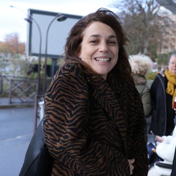 "J’y vais pour tester un rêve. Et vérifier, sur le terrain; s’il peut un jour - très prochainement - devenir accessible à tous…", continue-t-elle. 

Nathalie Péchalat - Célébrités se rendent aux studios de Europe 1 à Paris le 19 Novembre 2025.