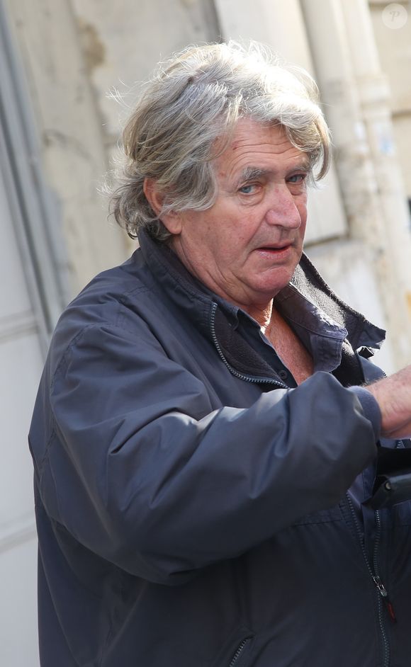 lors qu'il sait son temps potentiellement compté, il choisit de savourer chaque instant. "Je suis heureux des bribes de vie qui me restent", confie-t-il avec douceur, émerveillé par la beauté de ce "monde qu'on traverse".

Olivier de Kersauson - Arrivées des people à la radio Europe1 à Paris le 14 avril 2016.