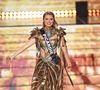 Alors qu’elle défilait en compagnie de ses camarades dans de sublimes robes dorées étincelantes Emma Boivin a perdu l’équilibre en descendant les marches présentes sur la scène.

Election de Miss France 2026. David Niviere/SIPA via Bestimage