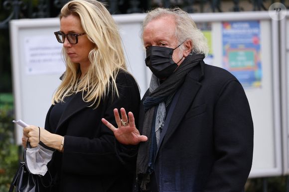 En couple tous les deux à ce moment-là, ils savaient qu'ils seraient inséparables par la suite.

Didier Barbelivien et sa femme Laure - Sorties de la messe funéraire en hommage à Bernard Tapie en l'église Saint-Germain-des-Prés à Paris. Le 6 octobre 2021
© Jacovides-Moreau / Bestimage