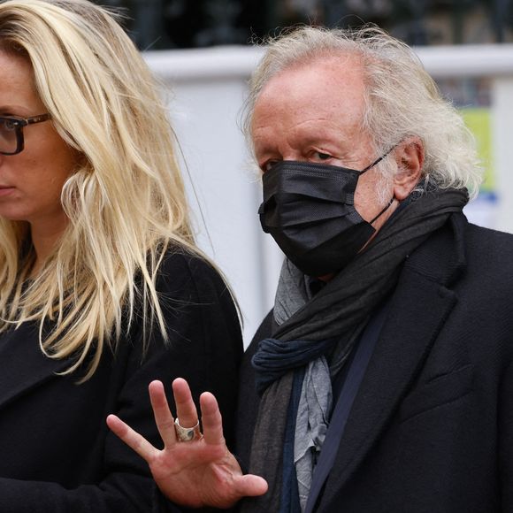 En couple tous les deux à ce moment-là, ils savaient qu'ils seraient inséparables par la suite.

Didier Barbelivien et sa femme Laure - Sorties de la messe funéraire en hommage à Bernard Tapie en l'église Saint-Germain-des-Prés à Paris. Le 6 octobre 2021
© Jacovides-Moreau / Bestimage