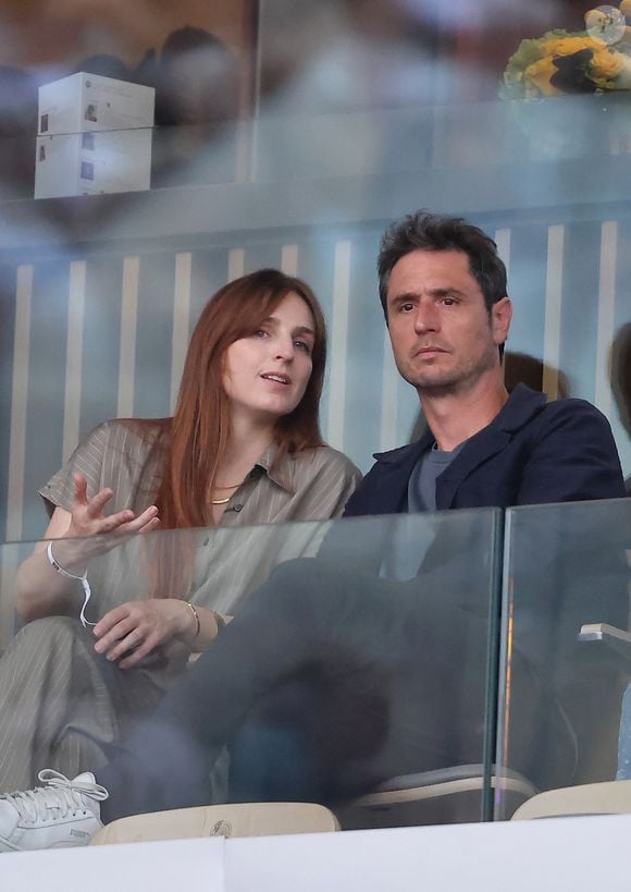 Alison Wheeler et Jérémie Elkaïm dans les tribunes (night session) lors des Internationaux de France de Tennis de Roland Garros 2025, le 31 mai 2025 à Paris. 
© Dominique Jacovides / Bestimage