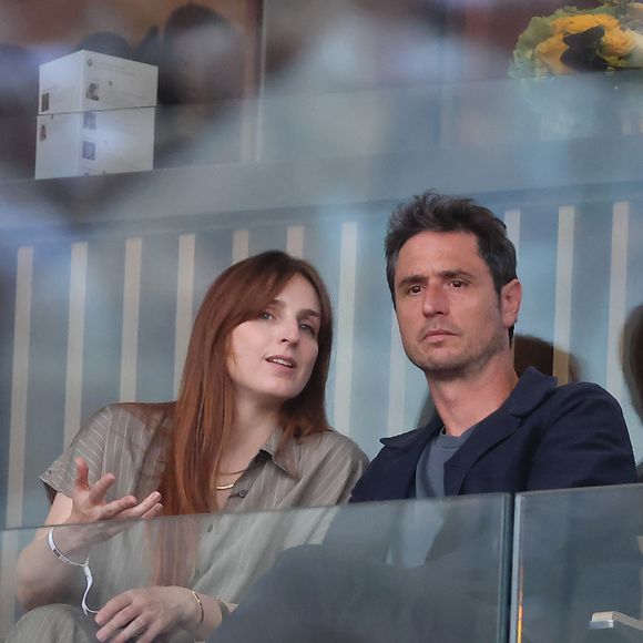 Alison Wheeler et Jérémie Elkaïm dans les tribunes (night session) lors des Internationaux de France de Tennis de Roland Garros 2025, le 31 mai 2025 à Paris. 
© Dominique Jacovides / Bestimage