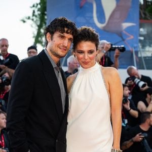 Sous les flashs des photographes, Louis Garrel et Jasmine Trinca se sont enlacés, souriants et radieux.

Louis Garrel et Jasmine Trinca sur le tapis rouge de la 83ème édition de la Mostra de Venise, samedi 5 septembre 2026.

© SGP/Bestimage
