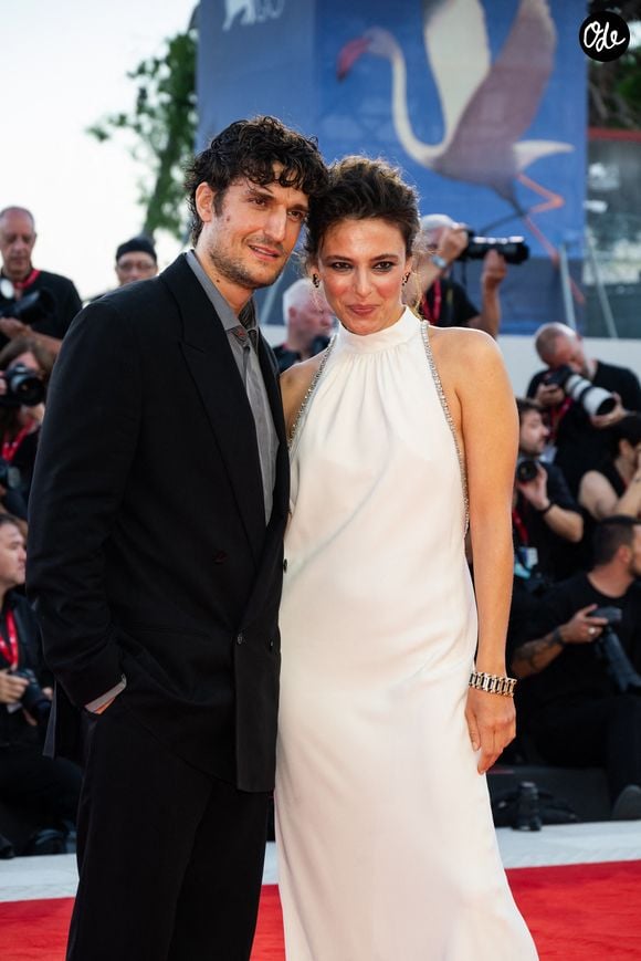Sous les flashs des photographes, Louis Garrel et Jasmine Trinca se sont enlacés, souriants et radieux.

Louis Garrel et Jasmine Trinca sur le tapis rouge de la 83ème édition de la Mostra de Venise, samedi 5 septembre 2026.

© SGP/Bestimage