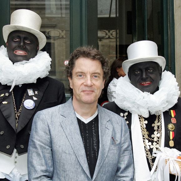 Le chanteur français Francis Cabrel pose entre deux mascottes lors d'une réception à l'Hôtel de Ville de Bruxelles, Belgique, le 22 juin 2006. Photo Didier Bauweraerts/Reporters/ABACAPRESS.COM