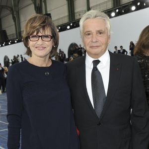 On peut voir un intérieur chic et des œuvres d'art

Michel Sardou et son épouse Anne-Marie Perier assistent au défilé de la collection prêt-à-porter printemps-été 2013 de Chanel qui s'est tenu au Grand Palais à Paris, France, le 2 octobre 2012. Photo by Thierry Orban/ABACAPRESS.COM