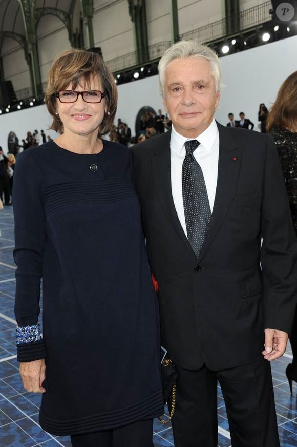 On peut voir un intérieur chic et des œuvres d'art

Michel Sardou et son épouse Anne-Marie Perier assistent au défilé de la collection prêt-à-porter printemps-été 2013 de Chanel qui s'est tenu au Grand Palais à Paris, France, le 2 octobre 2012. Photo by Thierry Orban/ABACAPRESS.COM
