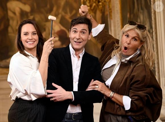 Exclusif - Julia Vignali (présentatrice), Harold Hessel (commissaire-priseur), Caroline Margeridon - Les acheteurs de l'émission télévisée "Affaire conclue" se mobilisent une fois de plus pour aider les enfants vivant sous le seuil de pauvreté lors de la vente aux enchères "Affaire for Life" organisée au profit de "Viva for Life" à l'hôtel de ville Bruxelles en Belgique le 29 novembre 2025. © Didier Lebrun / Photonews /Bestimage