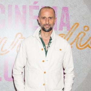 Celui qui n'est autre que le frère de Gad Elmaleh est tombé sous le charme de la comédienne en lui donnant la réplique au théâtre...

Arié Elmaleh lors du 5ème Festival Cinéma Paradiso Louvre dans la Cour Carrée du Louvre à Paris, France, le 4 juillet 2025. Crédit Jeremy Melloul/Bestimage