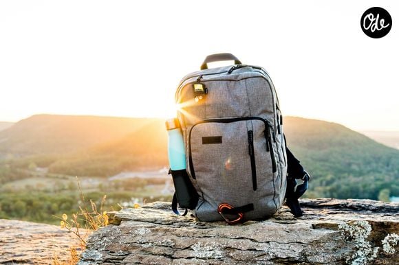 Disponible dans plusieurs coloris et résistant à l'eau, ce sac à dos est vendu à moins de 30 euros sur Amazon. Josiah Weiss/Unsplash