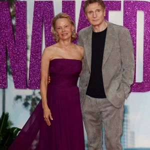 Cependant, une experte interrogée par le "Daily Mail" a été formelle : il ne s'agissait que de signes d'une grand amitié ! 

Pamela Anderson et Liam Neeson - Première du film "The Naked Gun" au Cineworld Leicester Square à Londres, le 22 juillet 2025.  

Photo :Backgrid UK/ Bestimage