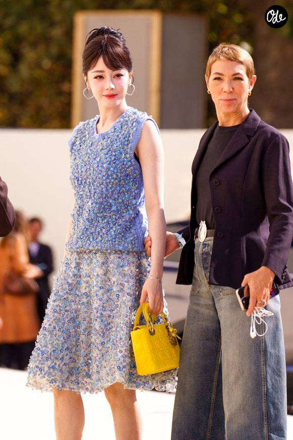 Dilraba Dilmurat et Mathilde Favier aux arrivées du défilé Christian Dior Collection Femme Prêt-à-Porter Printemps/Eté 2026 lors de la Fashion Week de Paris (PFW), dans le Jardin des Tuileries, à Paris, France, le 1er octobre 2025. © Bertrand Exertier/Bestimage