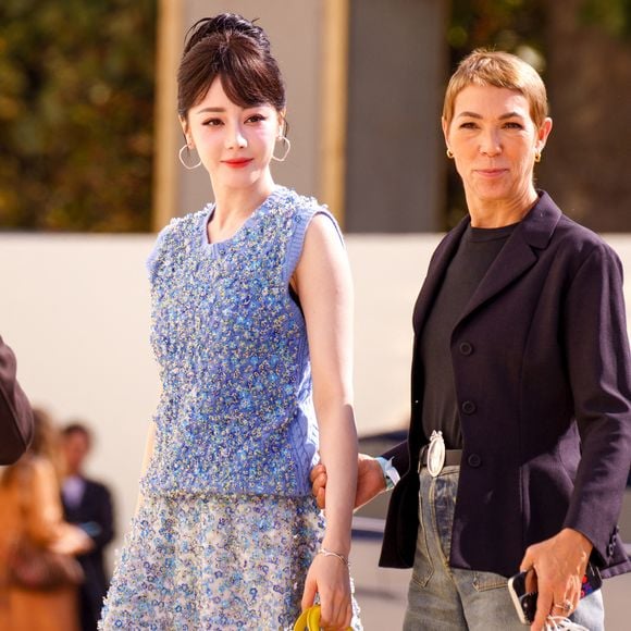 Dilraba Dilmurat et Mathilde Favier aux arrivées du défilé Christian Dior Collection Femme Prêt-à-Porter Printemps/Eté 2026 lors de la Fashion Week de Paris (PFW), dans le Jardin des Tuileries, à Paris, France, le 1er octobre 2025. © Bertrand Exertier/Bestimage