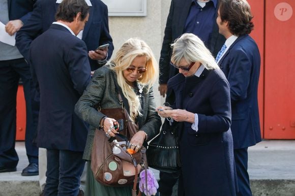 Chantal Ladesou, Fiona Gélin (de son vrai nom Bénédicte Gélin) - Obsèques de Marthe Mercadier (Marthe Mercadié-Meyrat) en l'église Sainte Hélène à Paris, France, le 21 septembre 2021. © 2021 Christophe Clovis/Bestimage