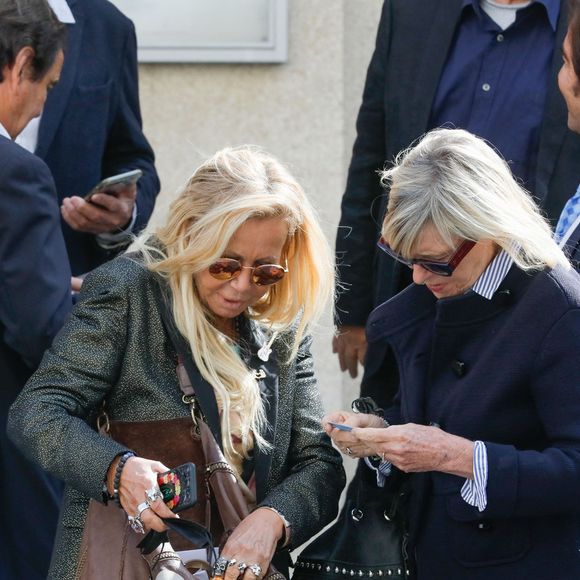 Chantal Ladesou, Fiona Gélin (de son vrai nom Bénédicte Gélin) - Obsèques de Marthe Mercadier (Marthe Mercadié-Meyrat) en l'église Sainte Hélène à Paris, France, le 21 septembre 2021. © 2021 Christophe Clovis/Bestimage