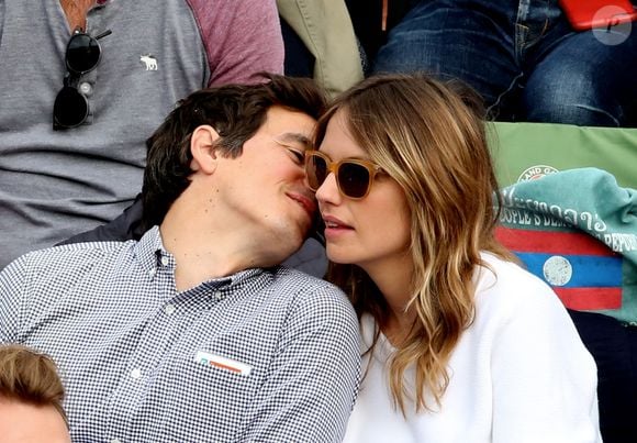 Laurence Arné et son compagnon dans les tribunes des internationaux de tennis de Roland Garros le 26 mai 2016. © Dominique Jacovides / Bestimage
