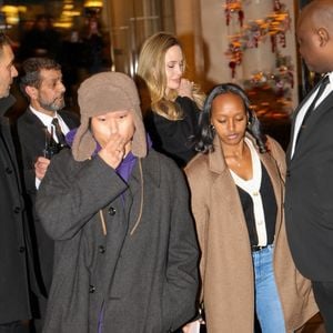 Angelina Jolie à Paris avec sa fille Zahara et son fils Pax le 10 décembre 2024.