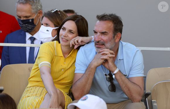 Nathalie Péchalat et Jean Dujardin dans les tribunes lors de la finale hommes des Internationaux de France de tennis de Roland Garros à Paris le 13 juin 2021. © Dominique Jacovides / Bestimage