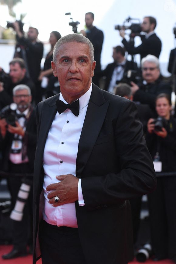 Pour le remercier, sa cliente lui confectionne un sandwich, ce qui explique ainsi le message de Samy Naceri.


Samy Naceri - Montée des marches pour la cérémonie de clôture du 75ème Festival International du Film de Cannes. © Giancarlo Gorassini / Bestimage