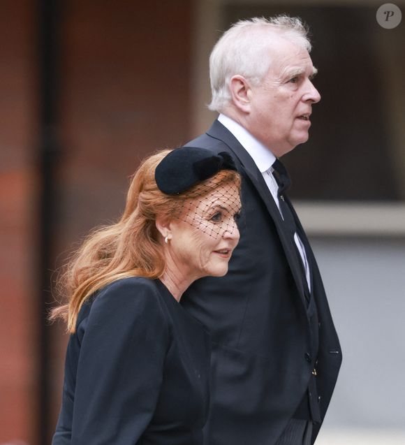Selon ses propos, Jeffrey Epstein l'aurait ouvertement menacée. 

Le prince Andrew et Sarah Ferguson (le duc et la duchesse d'York) arrivent à la cathédrale de Westminster à Londres, en Angleterre, le 16 septembre 2025, pour assister à la messe de requiem et aux obsèques de Katharine, duchesse de Kent. © Mirrorpix / Bestimage
