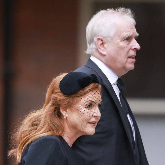 Selon ses propos, Jeffrey Epstein l'aurait ouvertement menacée. 

Le prince Andrew et Sarah Ferguson (le duc et la duchesse d'York) arrivent à la cathédrale de Westminster à Londres, en Angleterre, le 16 septembre 2025, pour assister à la messe de requiem et aux obsèques de Katharine, duchesse de Kent. © Mirrorpix / Bestimage