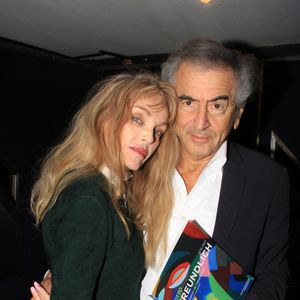 L'intellectuel revient notamment sur sa rencontre romanesque et passionnée avec l'artiste Arielle Dombasle.

Exclusif - Bernard-Henri Lévy et sa femme Arielle Dombasle - Avant-première du film "Aucun ours" au cinéma Le Balzac à Paris le 14 novembre 2022. 

© Philippe Baldini / Bestimage