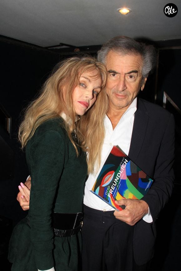 L'intellectuel revient notamment sur sa rencontre romanesque et passionnée avec l'artiste Arielle Dombasle.

Exclusif - Bernard-Henri Lévy et sa femme Arielle Dombasle - Avant-première du film "Aucun ours" au cinéma Le Balzac à Paris le 14 novembre 2022. 

© Philippe Baldini / Bestimage