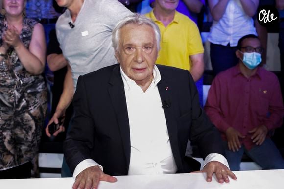 Michel Sardou sur le plateau de l'émission Touche pas à mon poste (TPMP) présentée en direct par C.Hanouna et diffusée sur C8 le 29 août 2022. © Jack Tribeca / Bestimage