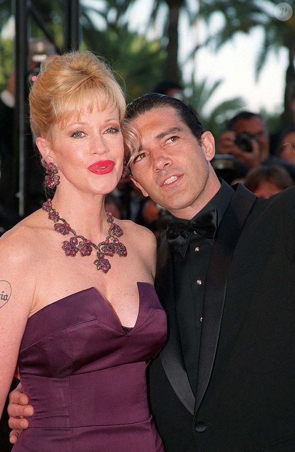 Melanie Griffith et Antonion Banderas - Montée des marches du film "Millenium Mambo" lors du 54e Festival de Cannes. 2001. Photo par Bestimage