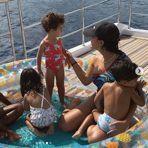 Georgina Rodriguez, la compagne de Cristiano Ronaldo, et leurs enfants en vacances. Juillet 2020.