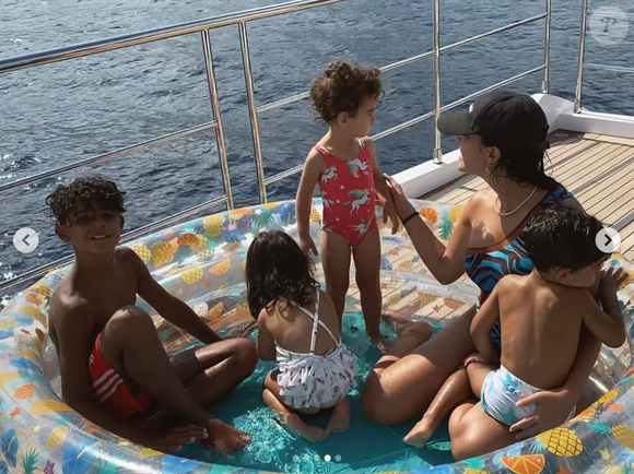 Georgina Rodriguez, la compagne de Cristiano Ronaldo, et leurs enfants en vacances. Juillet 2020.