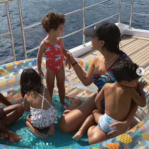 Georgina Rodriguez, la compagne de Cristiano Ronaldo, et leurs enfants en vacances. Juillet 2020.