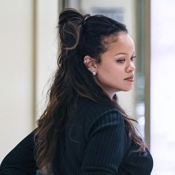 Rihanna enceinte faisant du shopping à la Boutique Messika sur le Boulevard de la Croisette, Cannes, France le 21 mai 2025. Photo by Alessandro Bremec/IPA/ABACAPRESS.COM