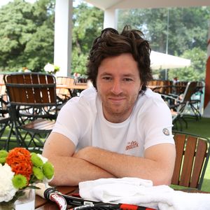 Quant à Kelly Santos qui a fréquenté Jean Imbert de janvier à juillet 2024, l’équipe de communicants du chef souligne qu'il "peut ressortir d’échanges de couple des attitudes plus ou moins saines, des névroses, ou même des emportements, qui ne constituent pas l’exercice de violences psychologiques (...) La seule douleur exprimée par Kelly Santos ne peut suffire à faire le portrait de Jean Imbert en bourreau (...)".

Exclusif - Jean Imbert - 26ème édition du Trophée des personnalités en marge des Internationaux de Tennis de Roland Garros à Paris, Frnce, le 8 juin 2018 © Denis Guignebourg/Bestimage