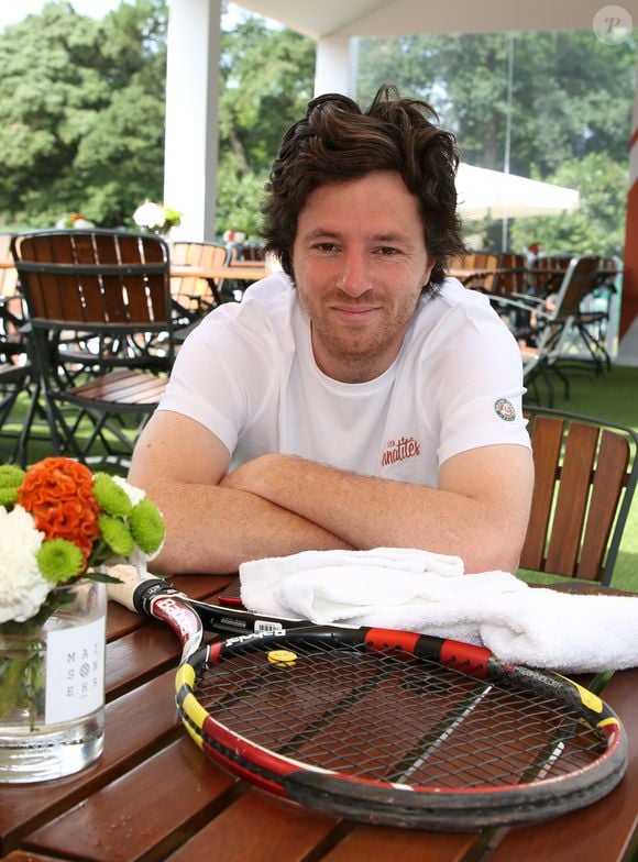 Quant à Kelly Santos qui a fréquenté Jean Imbert de janvier à juillet 2024, l’équipe de communicants du chef souligne qu'il "peut ressortir d’échanges de couple des attitudes plus ou moins saines, des névroses, ou même des emportements, qui ne constituent pas l’exercice de violences psychologiques (...) La seule douleur exprimée par Kelly Santos ne peut suffire à faire le portrait de Jean Imbert en bourreau (...)".

Exclusif - Jean Imbert - 26ème édition du Trophée des personnalités en marge des Internationaux de Tennis de Roland Garros à Paris, Frnce, le 8 juin 2018 © Denis Guignebourg/Bestimage