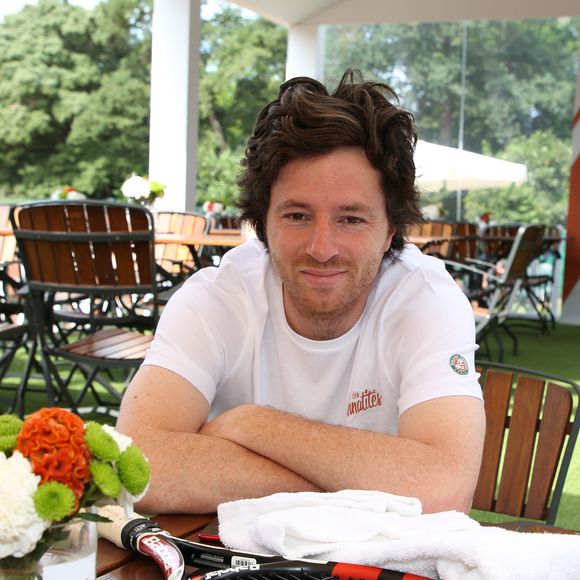 Quant à Kelly Santos qui a fréquenté Jean Imbert de janvier à juillet 2024, l’équipe de communicants du chef souligne qu'il "peut ressortir d’échanges de couple des attitudes plus ou moins saines, des névroses, ou même des emportements, qui ne constituent pas l’exercice de violences psychologiques (...) La seule douleur exprimée par Kelly Santos ne peut suffire à faire le portrait de Jean Imbert en bourreau (...)".

Exclusif - Jean Imbert - 26ème édition du Trophée des personnalités en marge des Internationaux de Tennis de Roland Garros à Paris, Frnce, le 8 juin 2018 © Denis Guignebourg/Bestimage