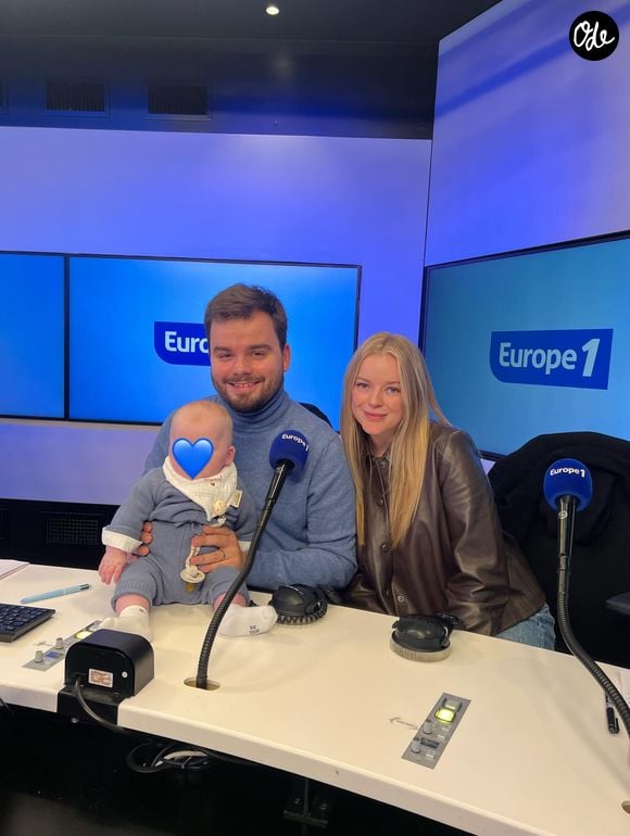 Le petit Marcel, bientôt un an, semble s'être régalé 

Gauthier Le Bret avec sa femme Eloïse et leur fils Marcel dans les studios d'Europe 1 le jour de la saint Marcel.