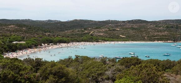 Corse : la plage dans la baie de Santa Giulia avec touristes sur la plage et dans l'eau translucide, Corse du Sud - Photo de Delmarty J/ANDBZ/ABACAPRESS.COM
