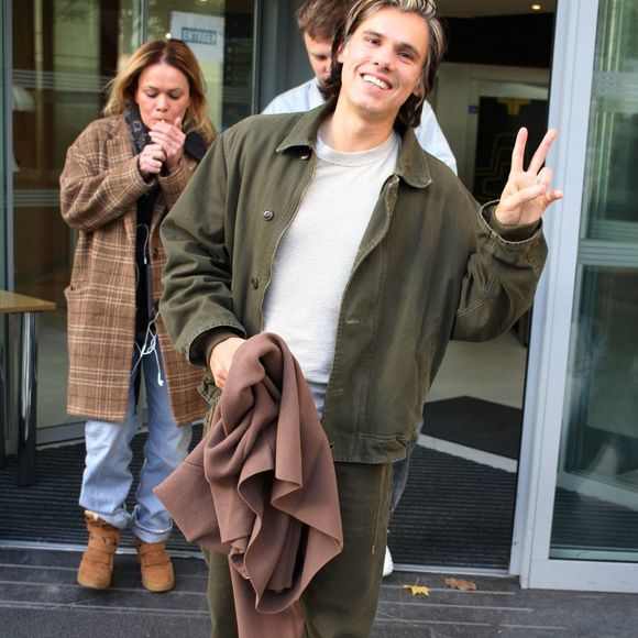 Mais ce n'est pas pour autant qu'il critique le programme. 

Orelsan quitte les studios de RTL à Paris le 17 octobre 2025.
© Jonathan Rebboah / Psnewz / Bestimage