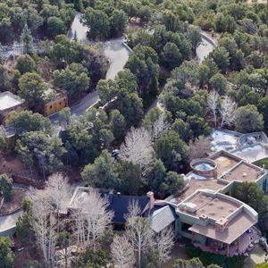 Gene Hackman. Le grand acteur a vécu tranquillement loin des projecteurs à Santa Fe, au Nouveau-Mexique. Le domaine se compose de deux propriétés, cette maison unifamiliale de 2367 pieds carrés avec 2 chambres et 1,5 salle de bain, construite en 2000. La plus grande des deux maisons se trouve sur une colline de 12 acres couverte de piñons, à quelques kilomètres au nord de Santa Fe, avec une vue à 360 degrés qui s'étend jusqu'aux montagnes du Colorado. On sait peu de choses sur la résidence que Genes habite avec sa femme Betsy Arakawa. Backgrid USA / Bestimage