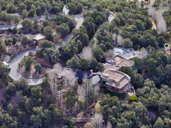 Gene Hackman. Le grand acteur a vécu tranquillement loin des projecteurs à Santa Fe, au Nouveau-Mexique. Le domaine se compose de deux propriétés, cette maison unifamiliale de 2367 pieds carrés avec 2 chambres et 1,5 salle de bain, construite en 2000. La plus grande des deux maisons se trouve sur une colline de 12 acres couverte de piñons, à quelques kilomètres au nord de Santa Fe, avec une vue à 360 degrés qui s'étend jusqu'aux montagnes du Colorado. On sait peu de choses sur la résidence que Genes habite avec sa femme Betsy Arakawa. Backgrid USA / Bestimage