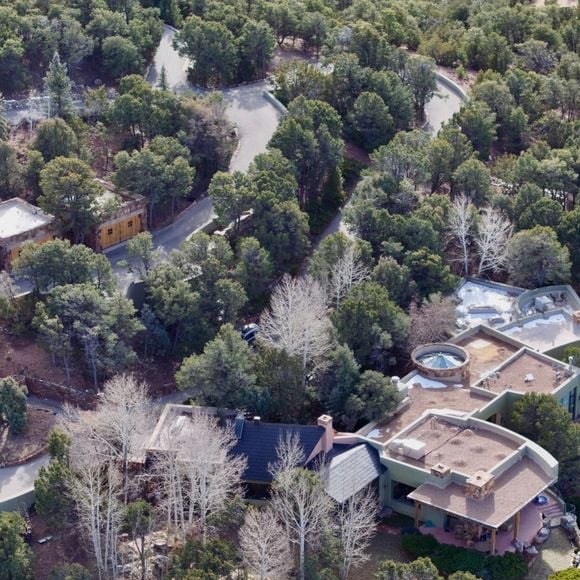 Gene Hackman. Le grand acteur a vécu tranquillement loin des projecteurs à Santa Fe, au Nouveau-Mexique. Le domaine se compose de deux propriétés, cette maison unifamiliale de 2367 pieds carrés avec 2 chambres et 1,5 salle de bain, construite en 2000. La plus grande des deux maisons se trouve sur une colline de 12 acres couverte de piñons, à quelques kilomètres au nord de Santa Fe, avec une vue à 360 degrés qui s'étend jusqu'aux montagnes du Colorado. On sait peu de choses sur la résidence que Genes habite avec sa femme Betsy Arakawa. Backgrid USA / Bestimage