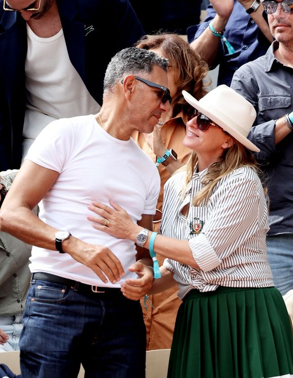 Sarah Poniatowski (Lavoine) avec son compagnon Roschdy Zem et son fils Roman dans les tribunes lors des Internationaux de France de Tennis de Roland Garros 2025. Paris, le 1er Juin 2025. © Dominique Jacovides/Bestimage